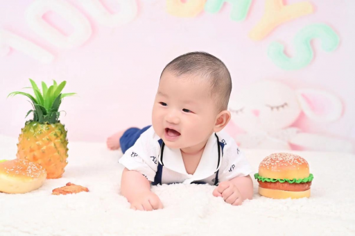 百色宝宝在妈妈肚子里